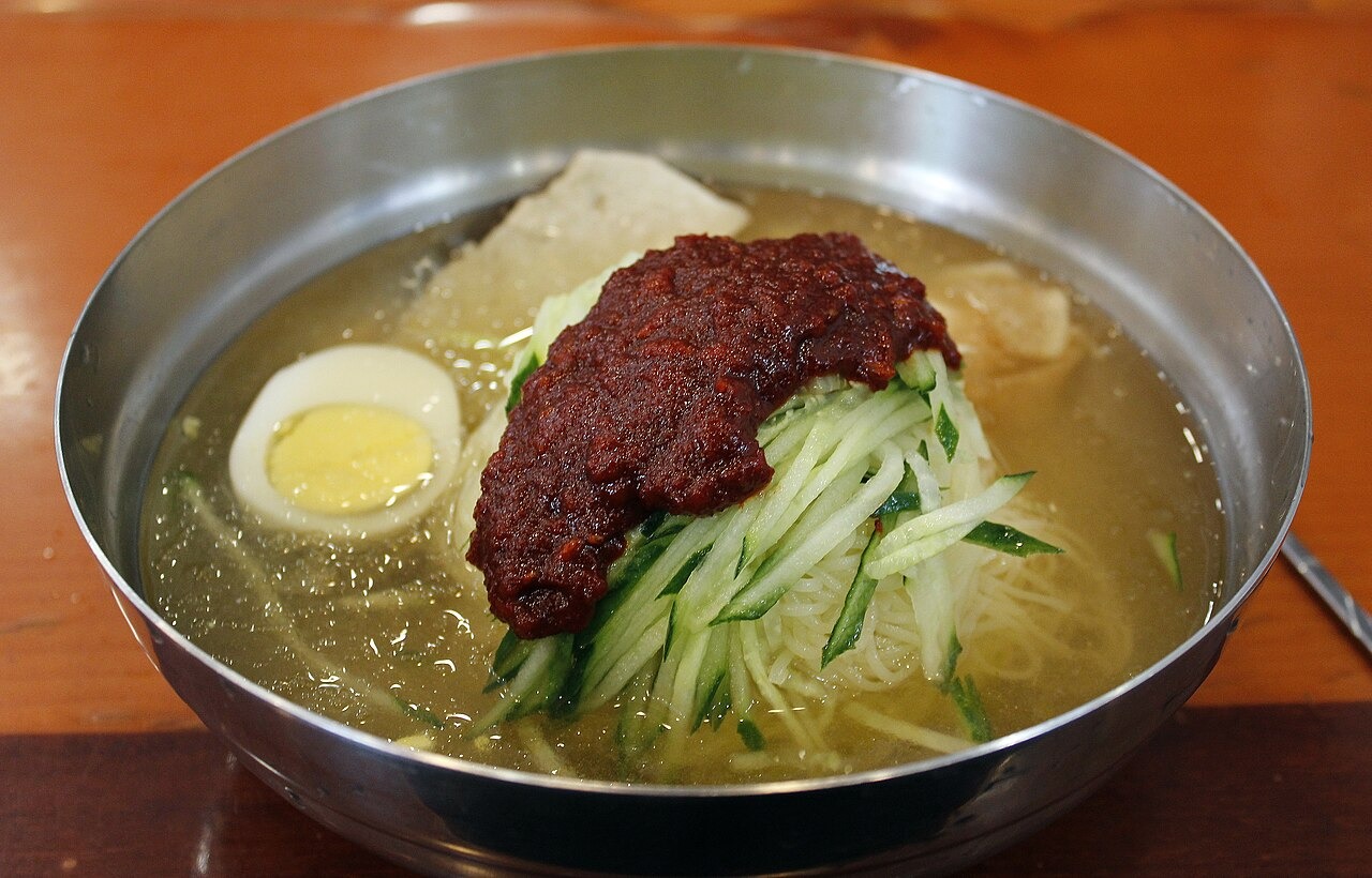 小麦の麺に赤い薬味を合わせた一杯。