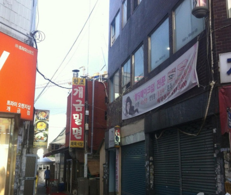 ミルミョンの看板がある食堂の路地。
