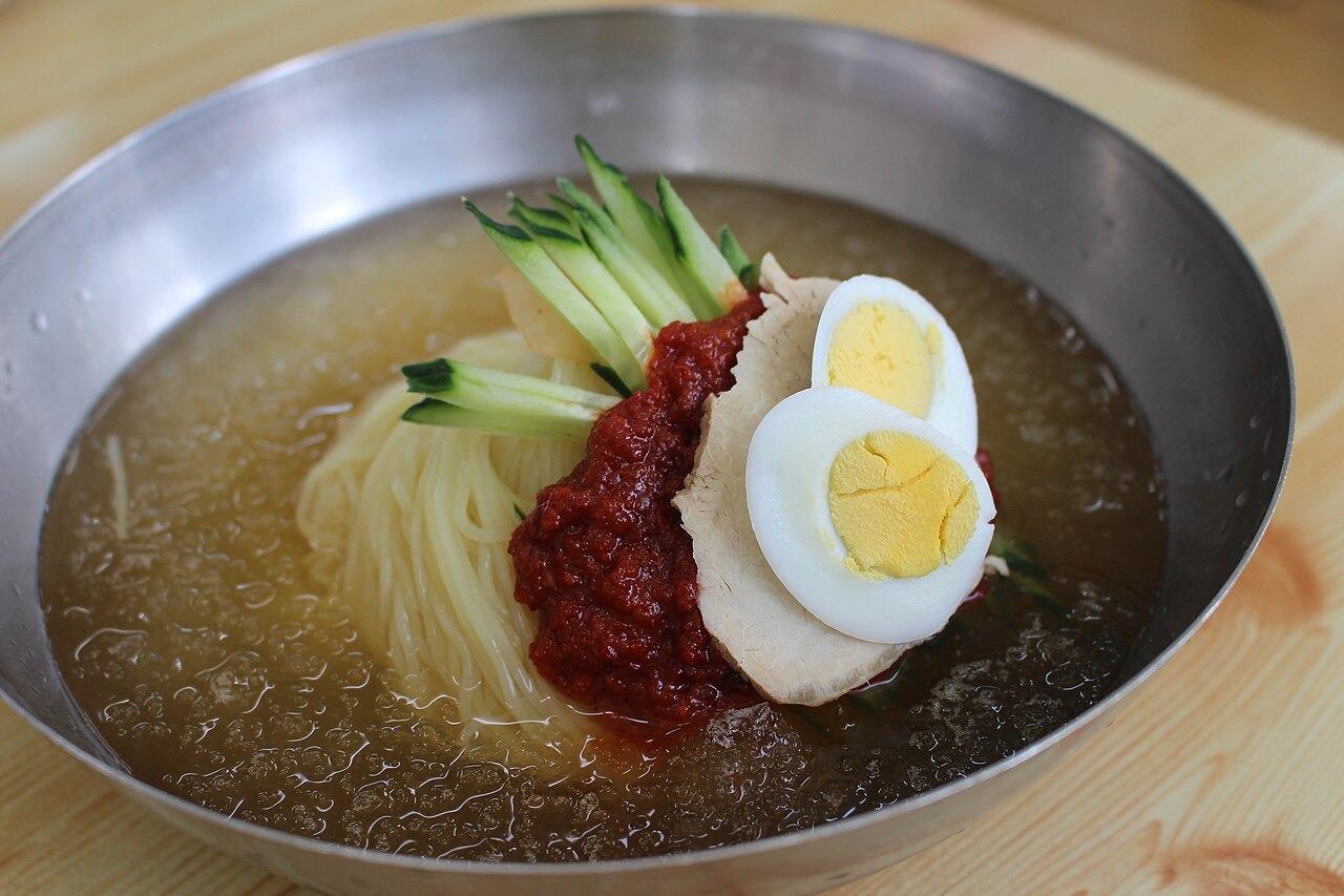 肉と卵を添えたミルミョン。