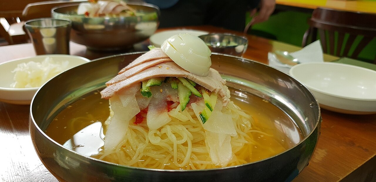小皿とともに出された冷たい小麦麺。
