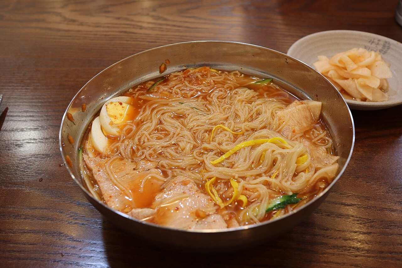 赤いたれを麺に合わせたところ。