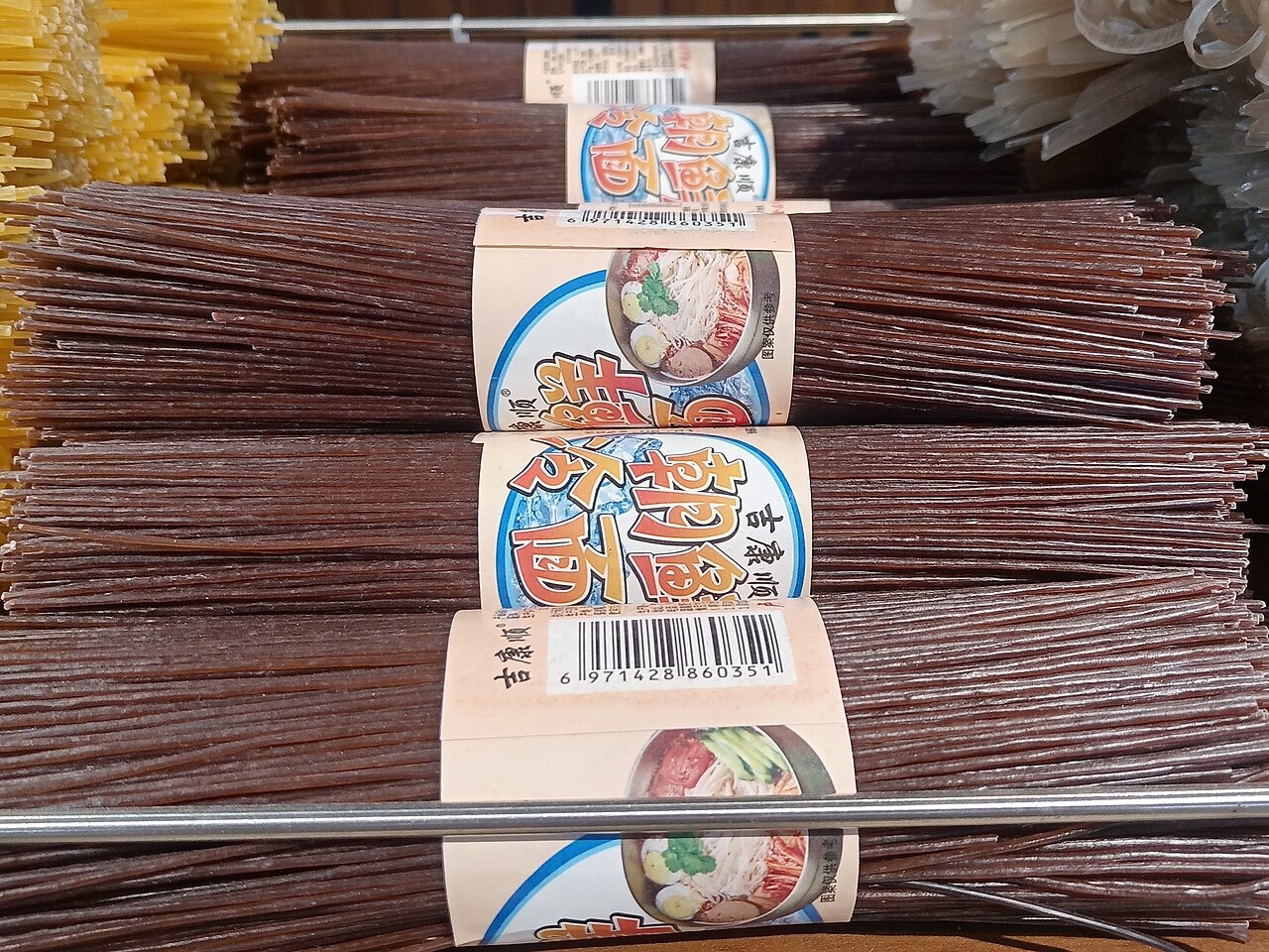 調理前の乾燥冷麺。麺の配合は製品によって違う。