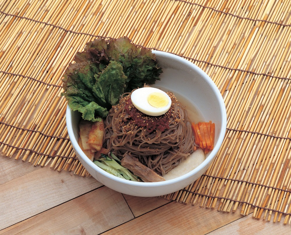 赤い味付けのビビン冷麺。汁で食べる冷麺とは違う。