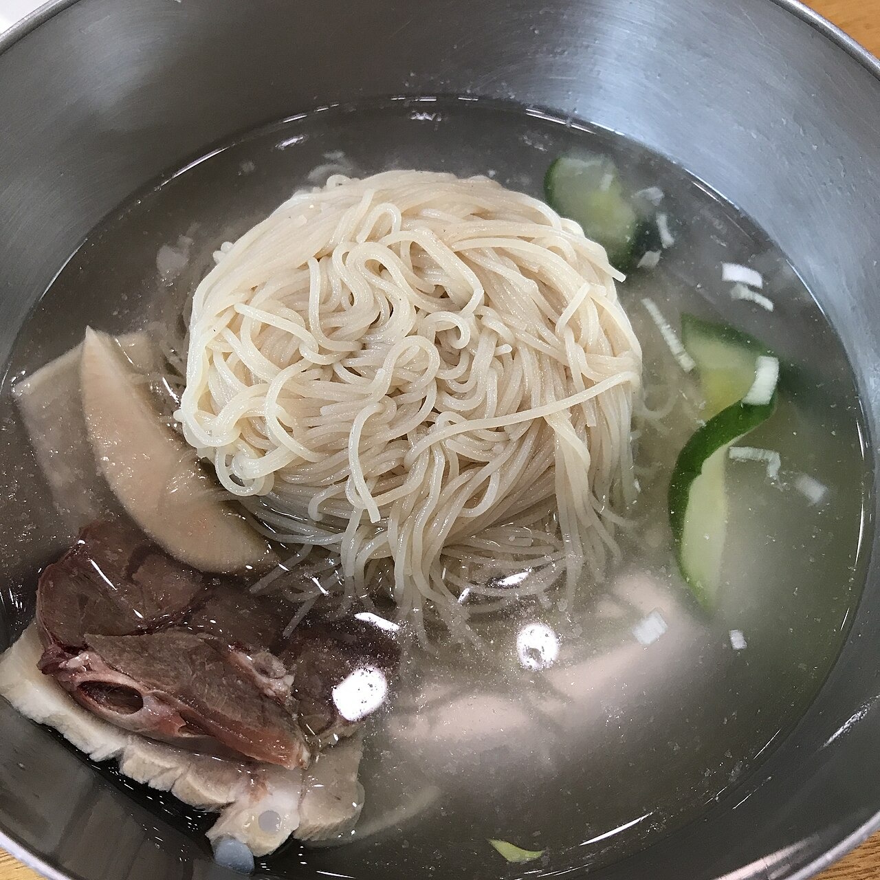牛肉などをのせた、汁のある冷麺。