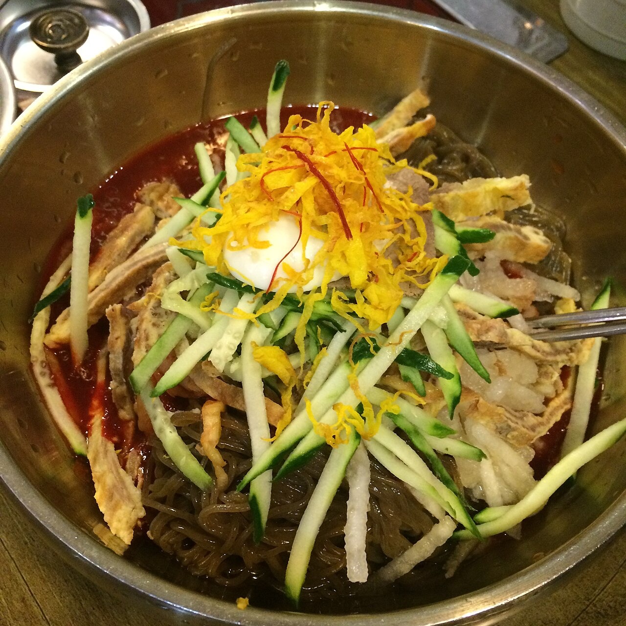 晋州で提供されたビビン冷麺。
