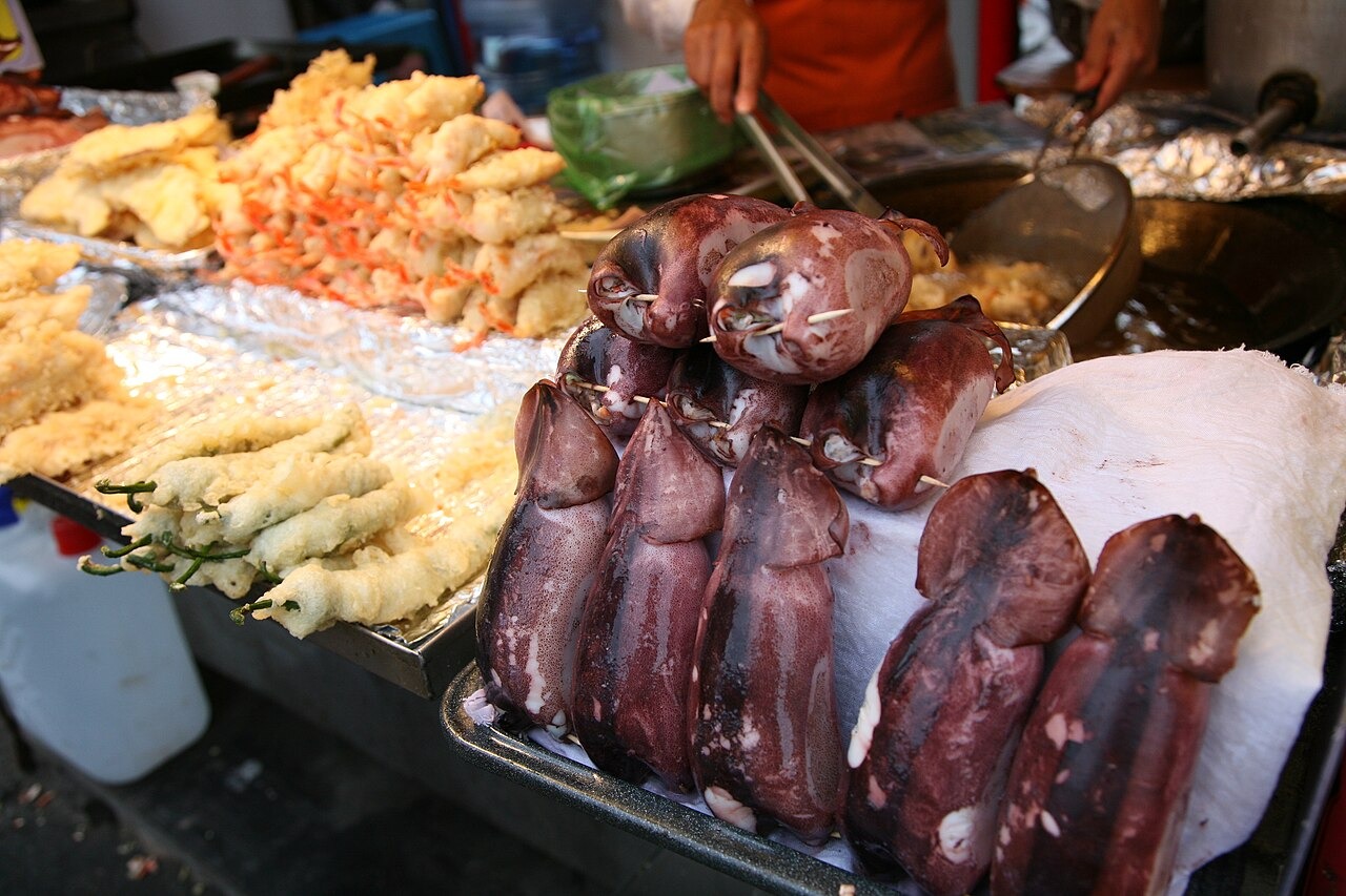 束草の大浦港のイカの料理の売り場。