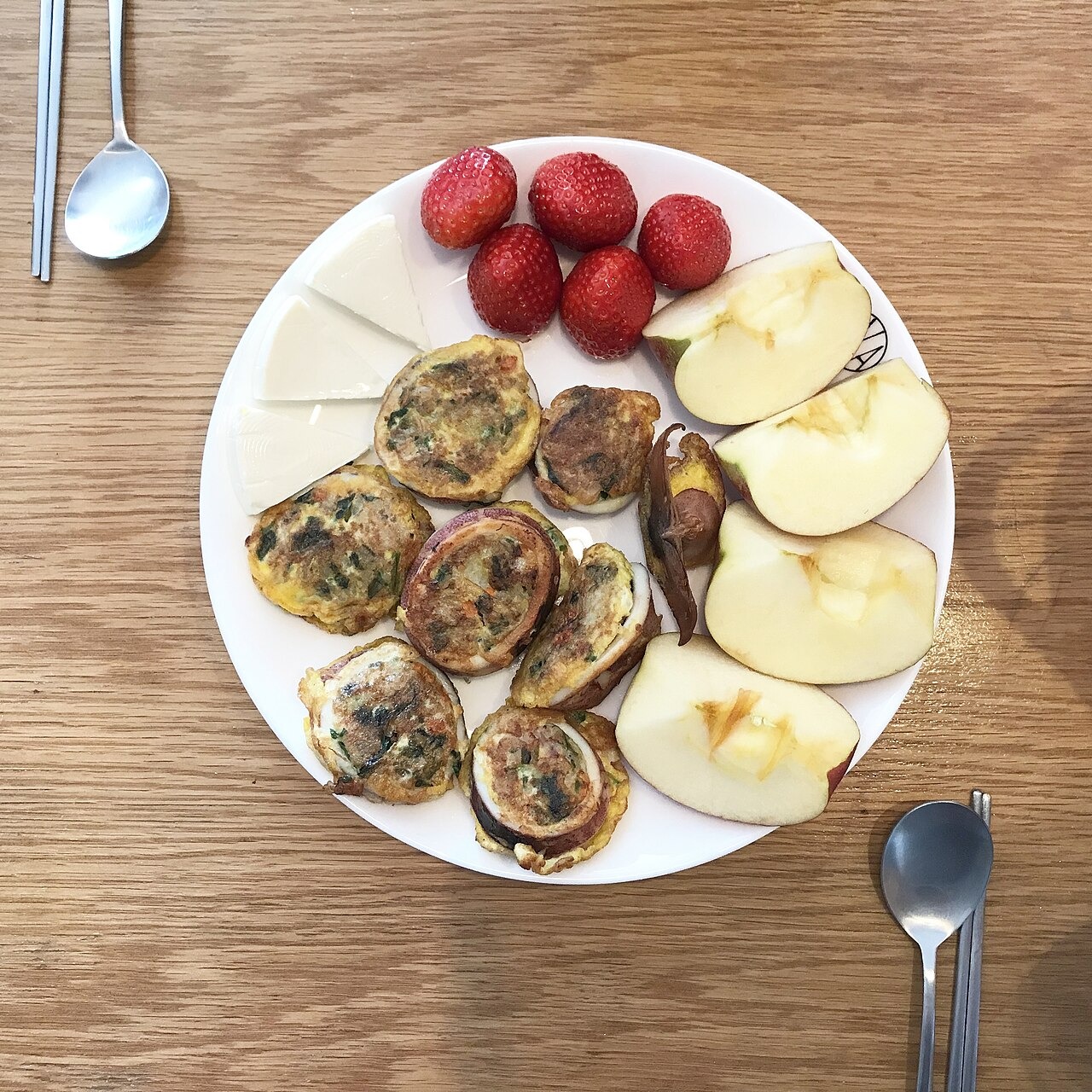 家庭の食卓に盛られたイカの詰め物。