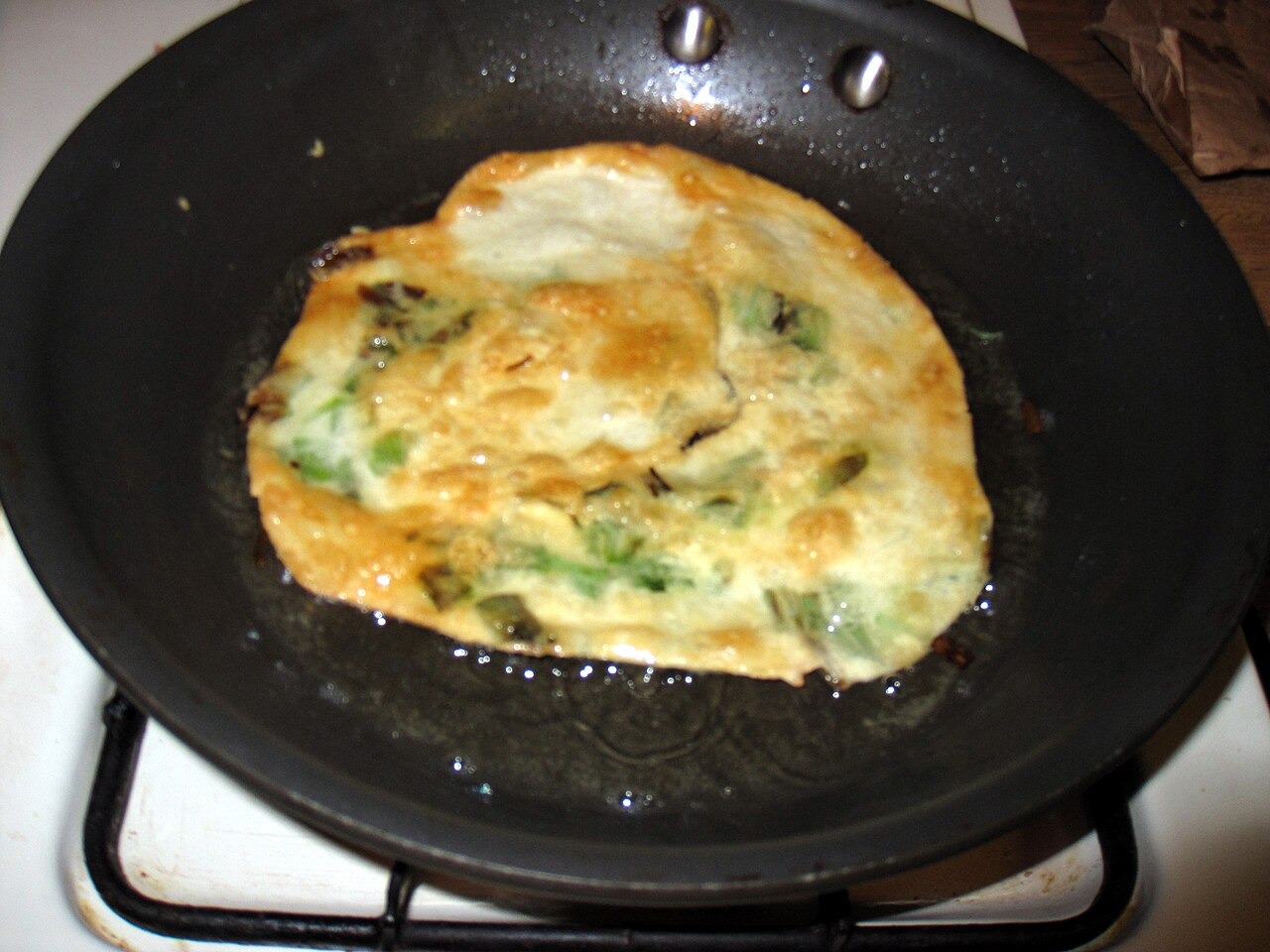 フライパンで火を通し、裏返して焼く。