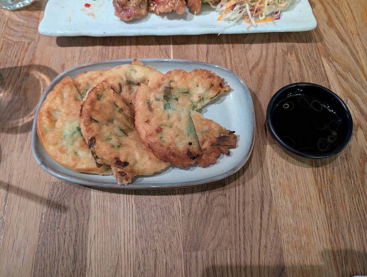 器へ切り分けて盛ったねぎの薄焼き。