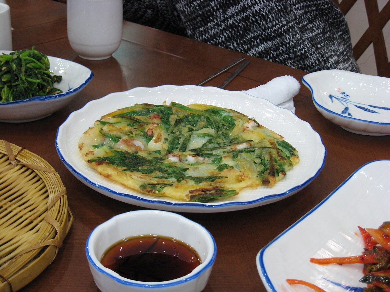 丸く焼いたパジョンを、副菜とともに。