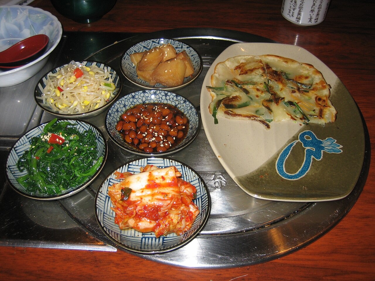 パジョンと複数の小皿を合わせた食卓。
