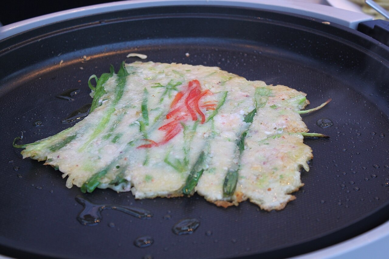 生地にねぎや唐辛子を並べ、焼き始めるところ。