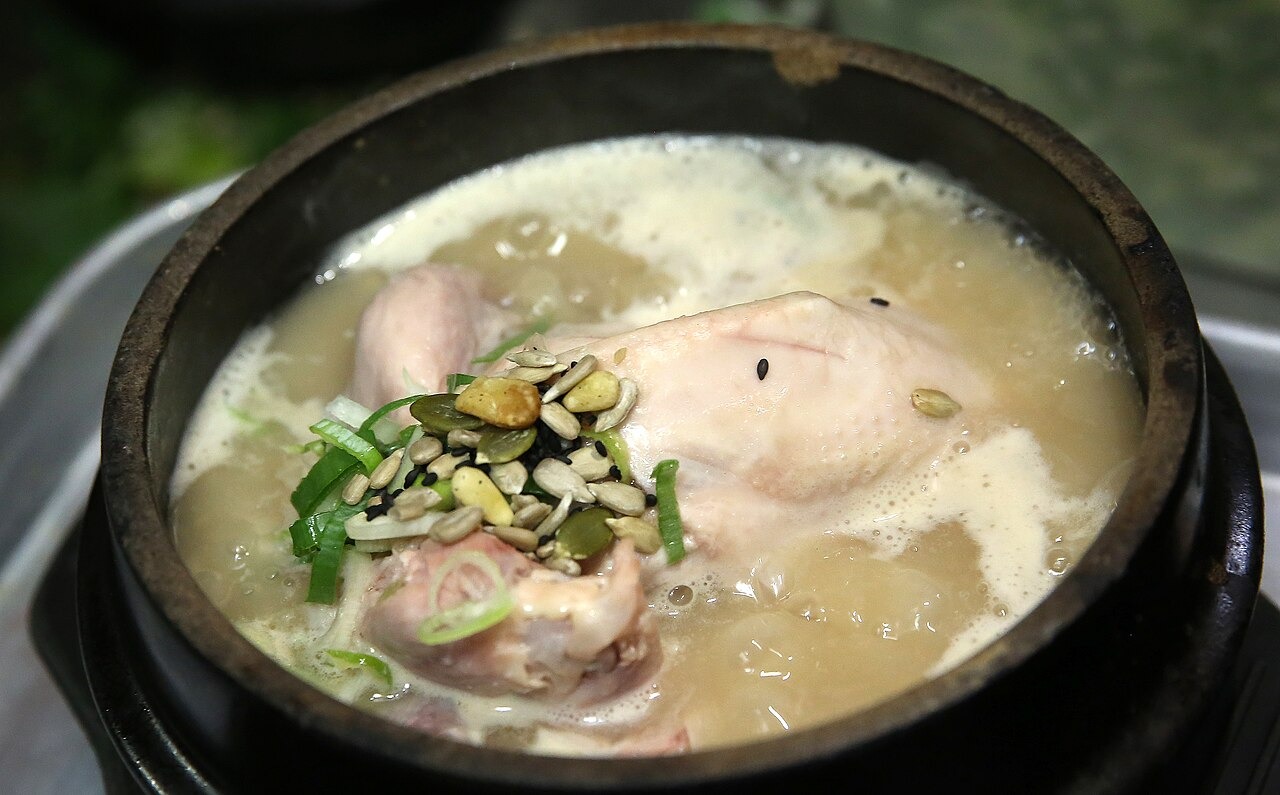 土俗村で出されたサムゲタンの食卓。
