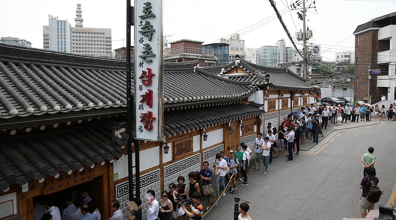2016年の末伏の日、土俗村の店先に並ぶ人々。