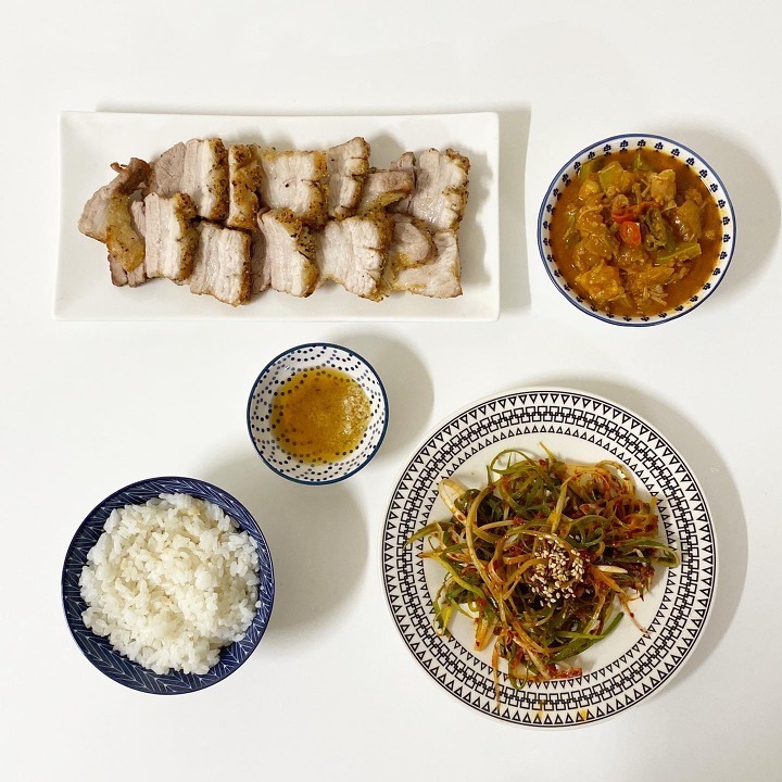 焼いた豚肉を皿に盛り、食卓へ。