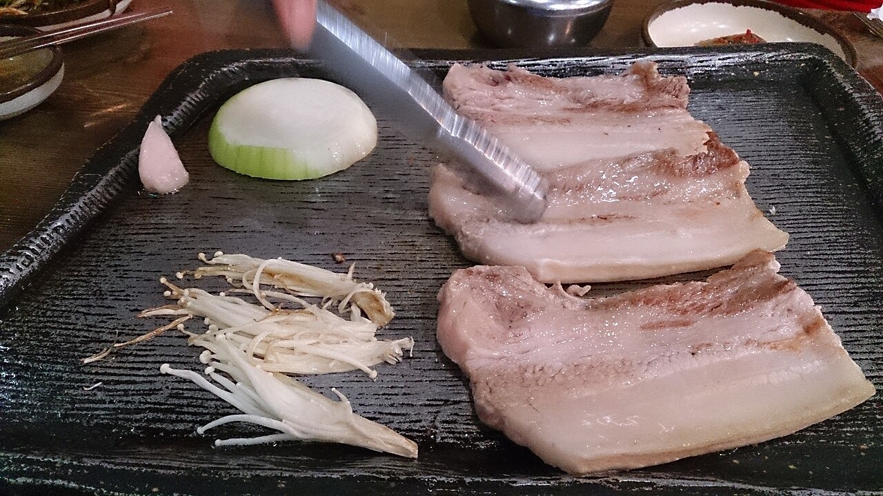 厚い肉と、きのこや玉ねぎを一緒に焼く。
