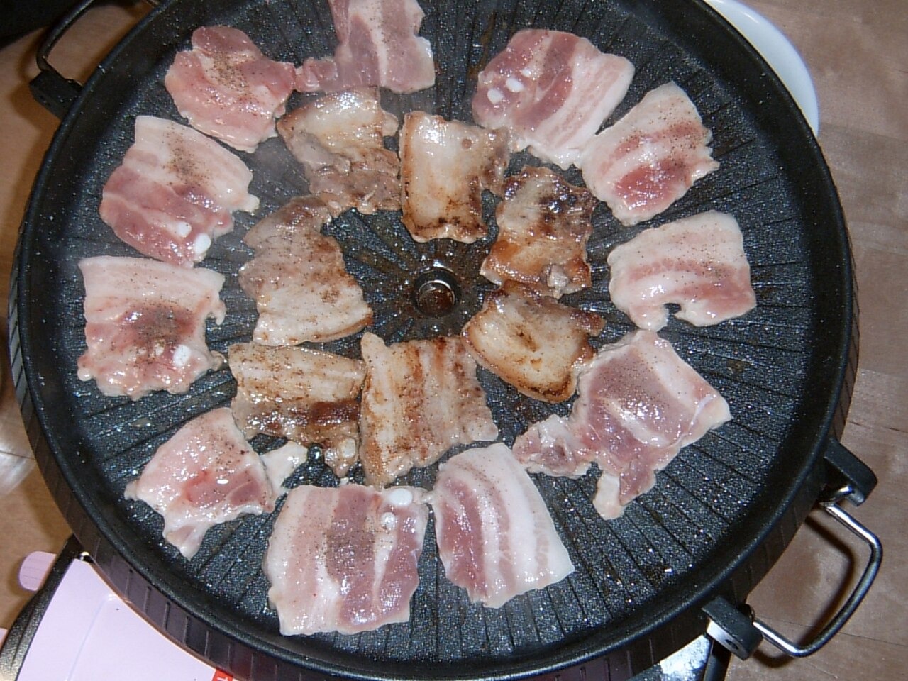 表面を焼いている途中の豚バラ肉。