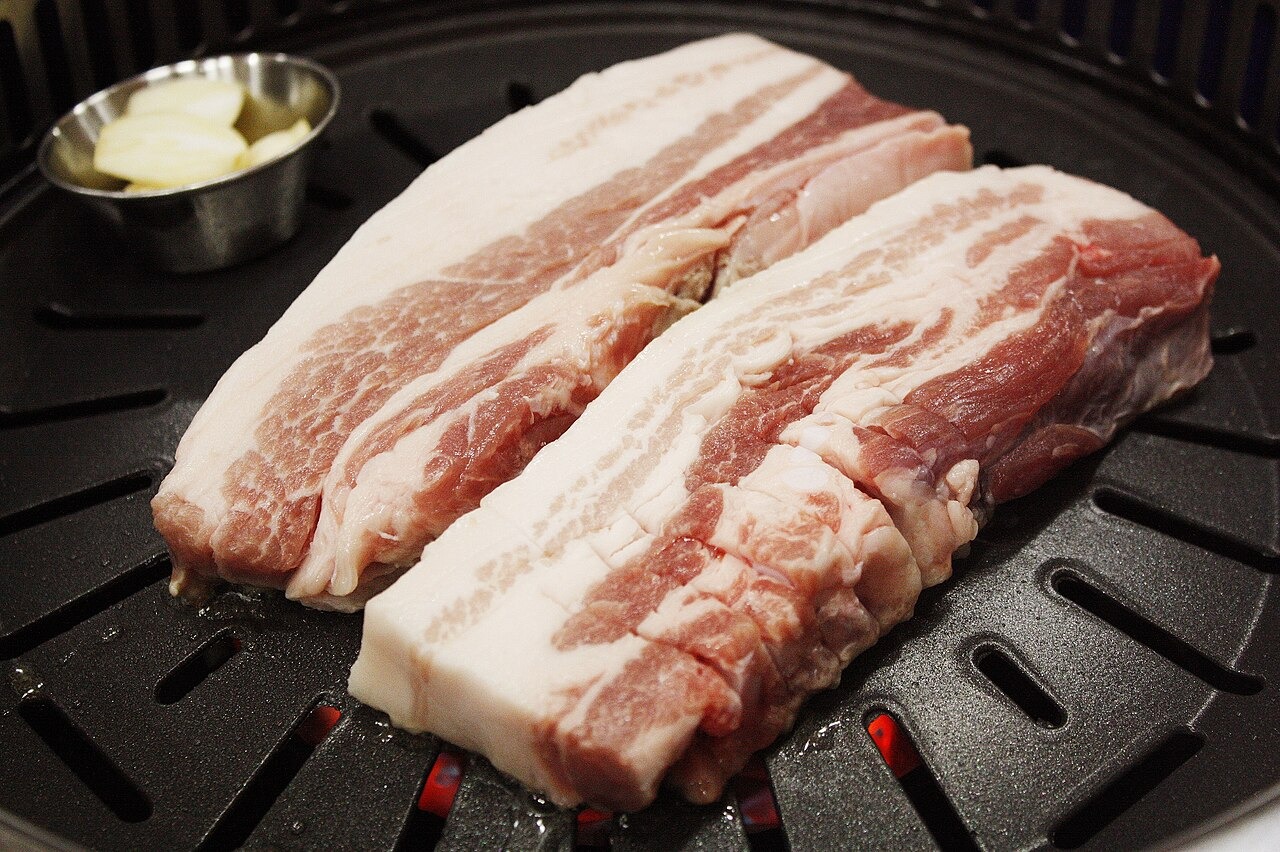 加熱前の豚バラ肉。切り口に赤身と脂の層が見える。
