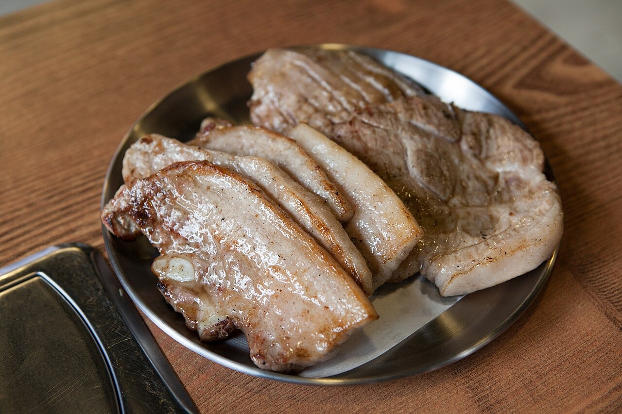 焼き上げた厚切り豚バラ肉。脂身と赤身が層を作る。