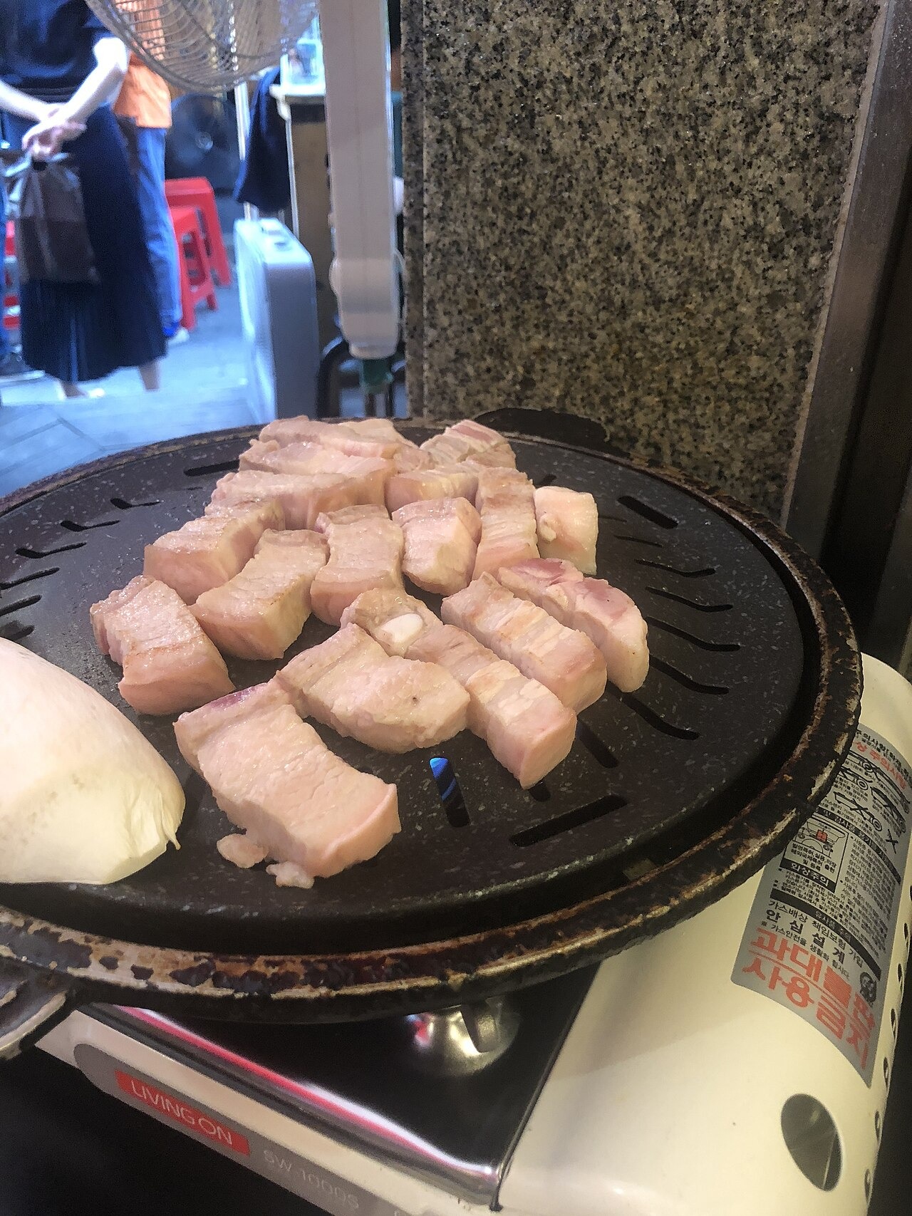 豚バラを大きめに切り、鉄板で焼くところ。