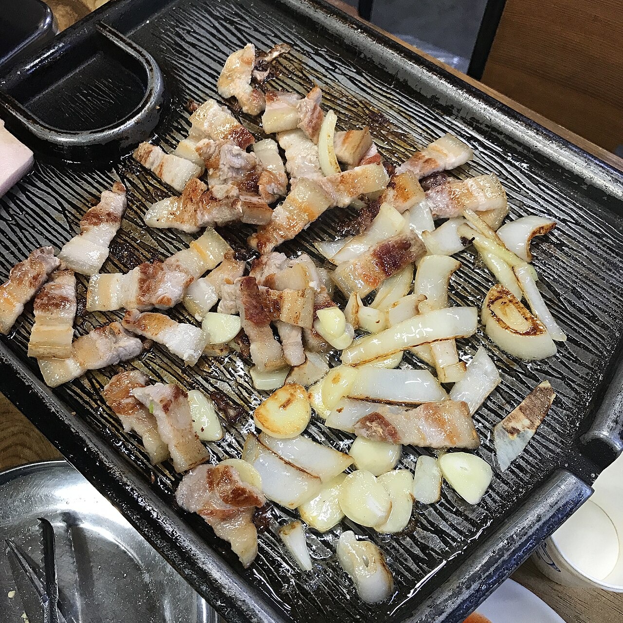 焼いた肉ときのこを、食べやすい大きさに。
