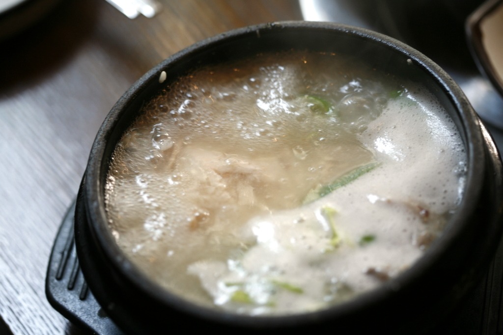 鶏を煮込み、熱いまま器ごと出す。