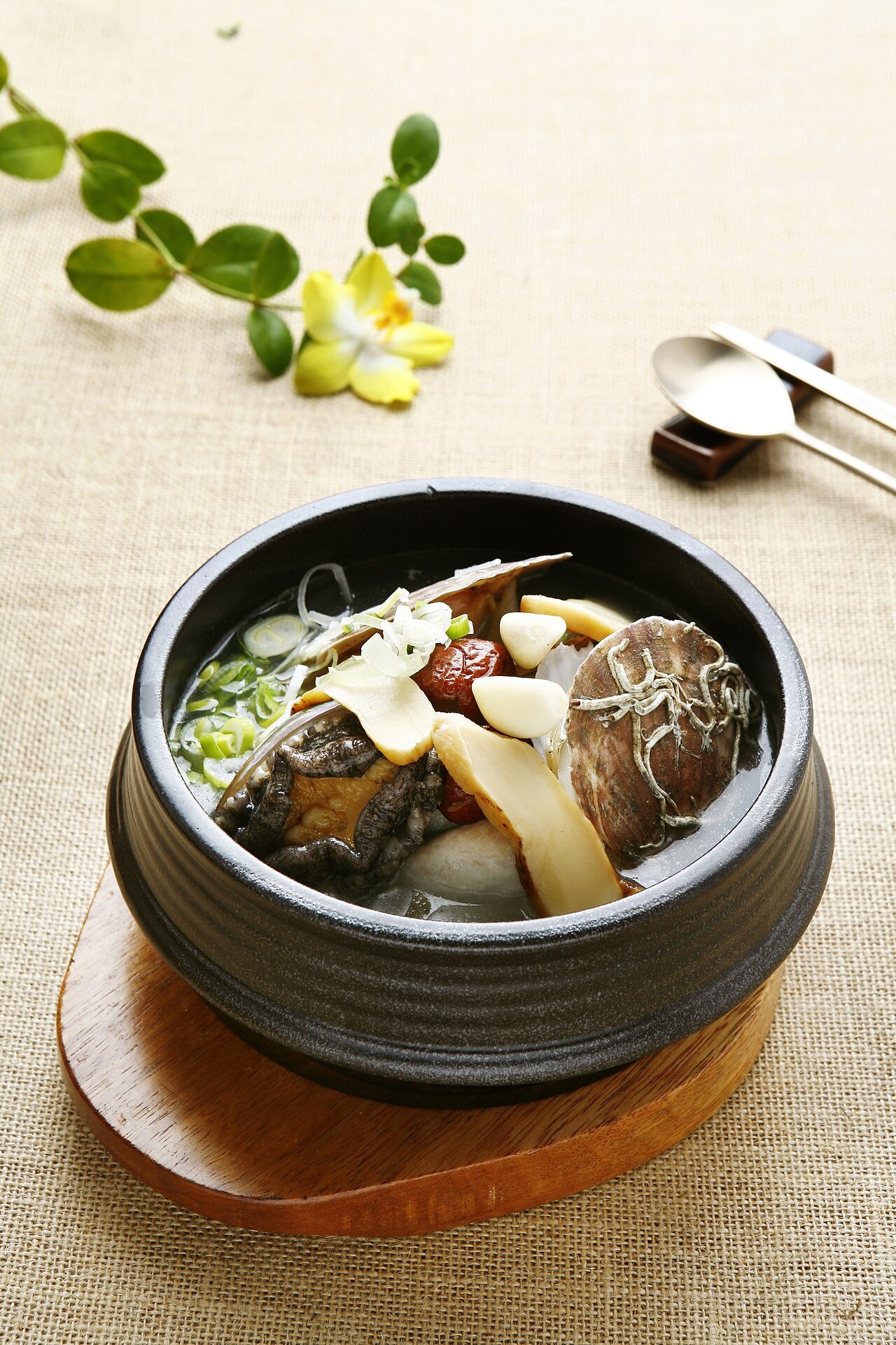 魚介やきのこを加えた、具だくさんのサムゲタン。