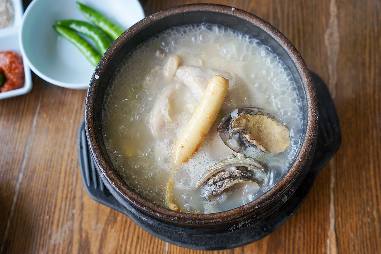 済州島で提供された、アワビを加えた鶏のスープ。