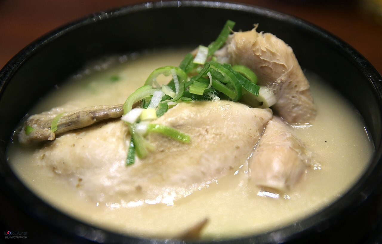黒い器に丸ごとの鶏を入れたサムゲタン。