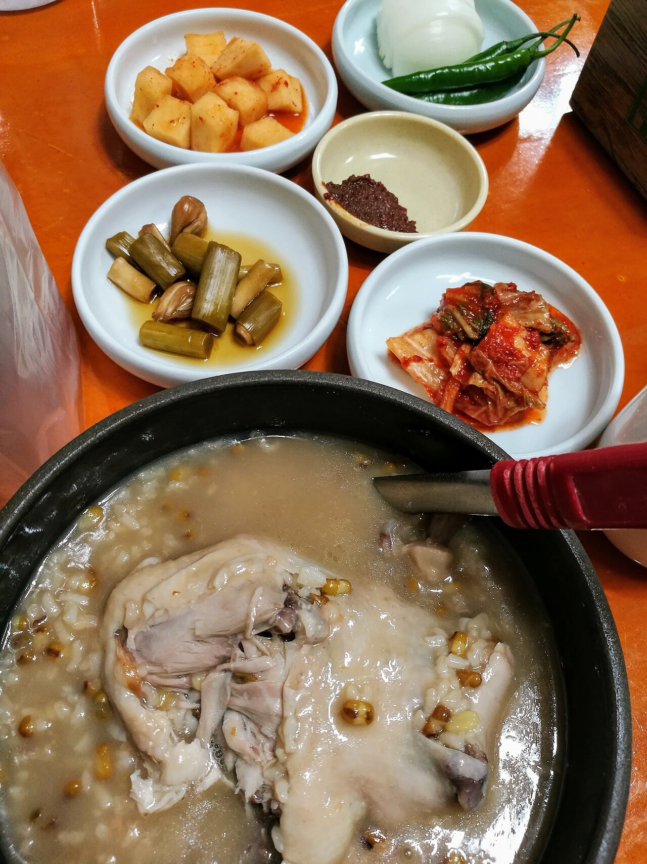 副菜とともに出される、鶏のスープ。