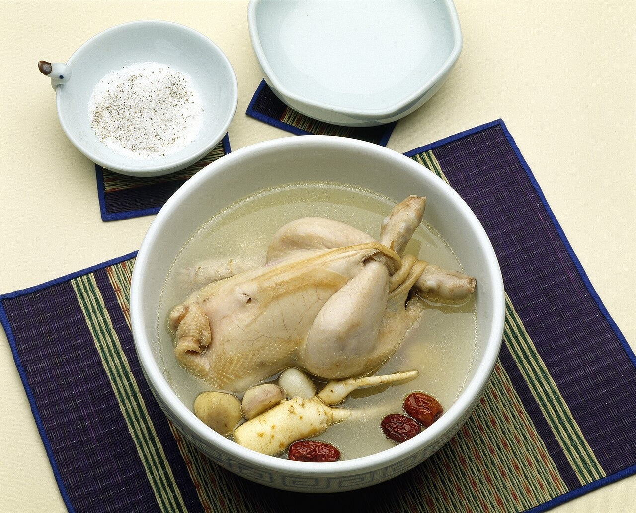 若鶏を一羽使い、ナツメや高麗人参を合わせたサムゲタン。