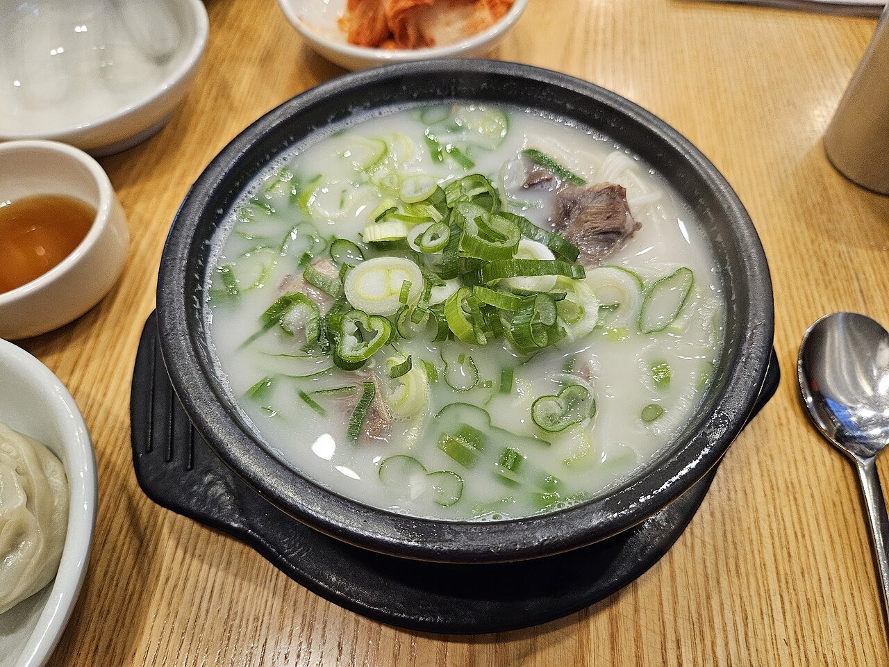 ねぎを浮かべた、土鍋の白いスープ。