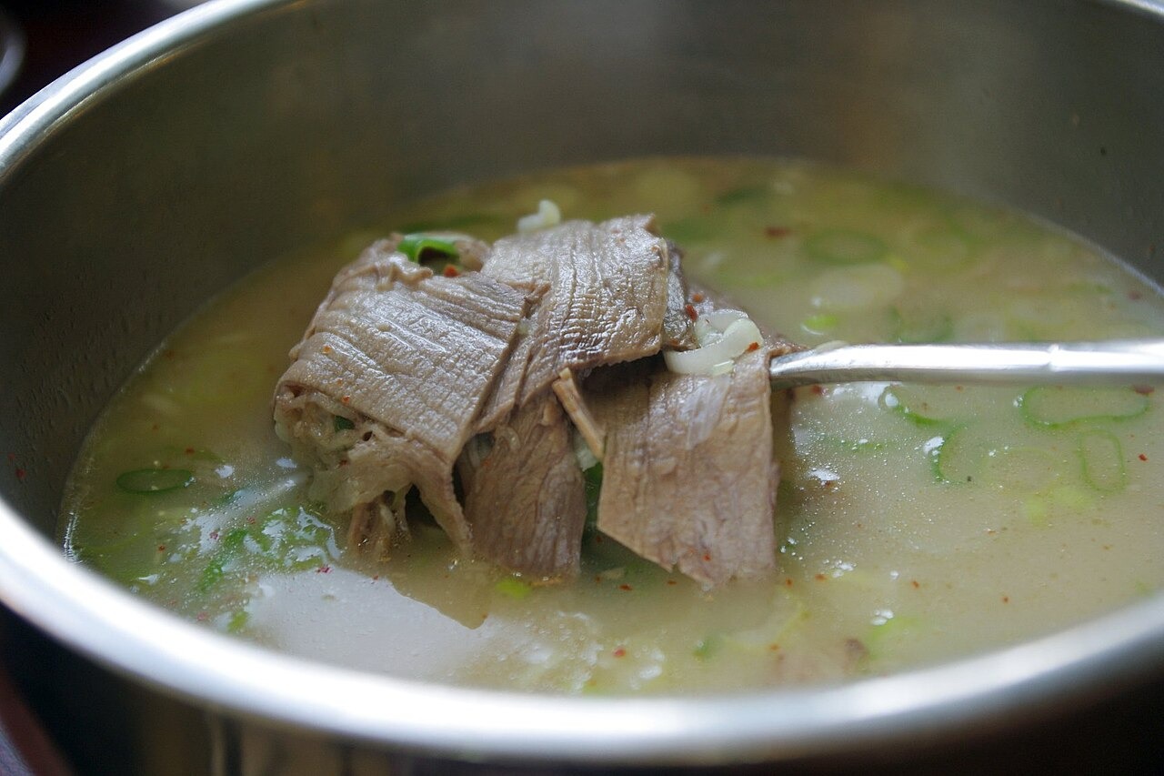 薄切りの牛肉を、白いスープから取り分ける。