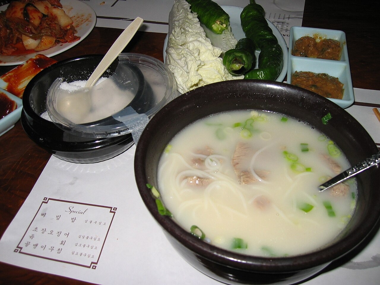 麺を入れ、副菜と一緒に出すソルロンタン。