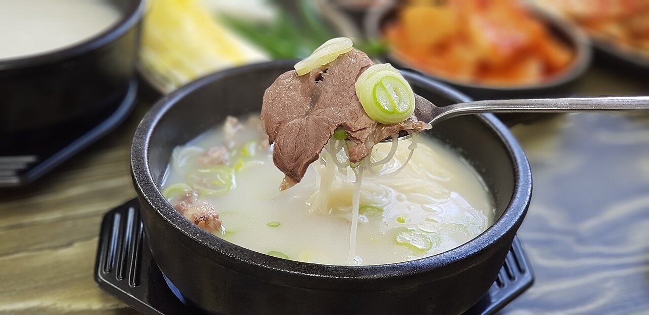 白いスープから牛肉と麺を持ち上げたソルロンタン。