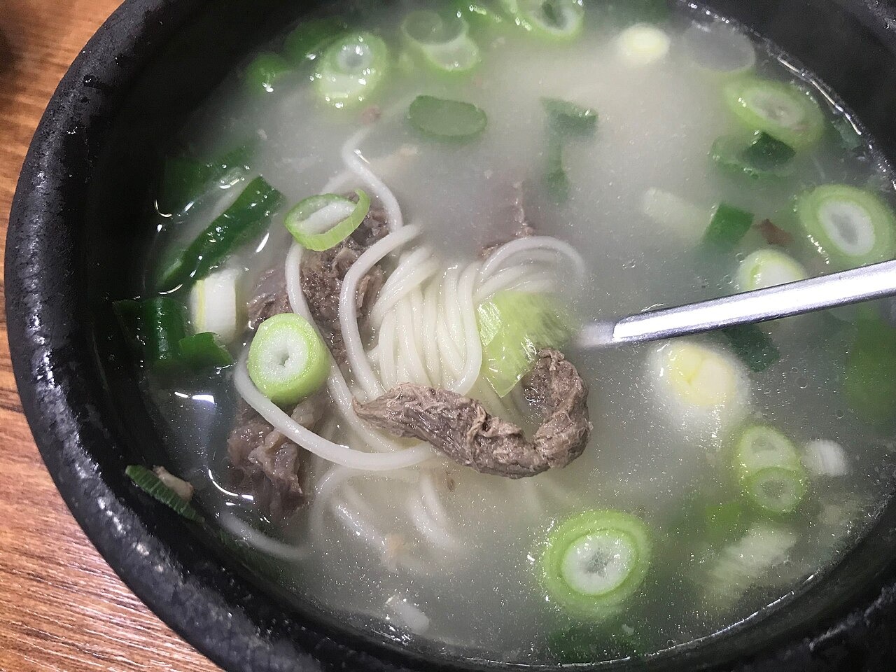 牛肉と麺が入ったスープ。店ごとに濃さや盛り方が違う。