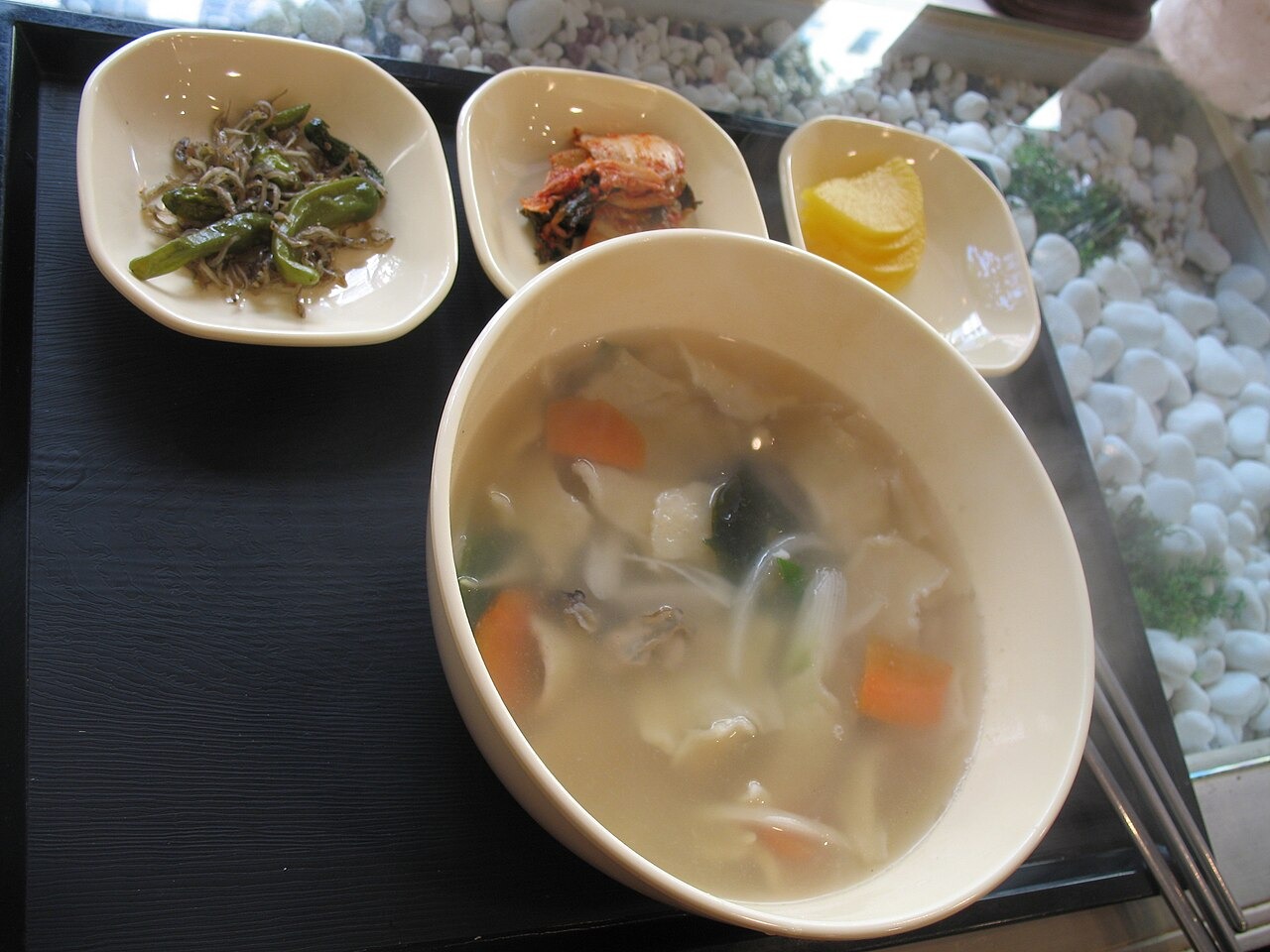 小皿と合わせたスジェビの食卓。