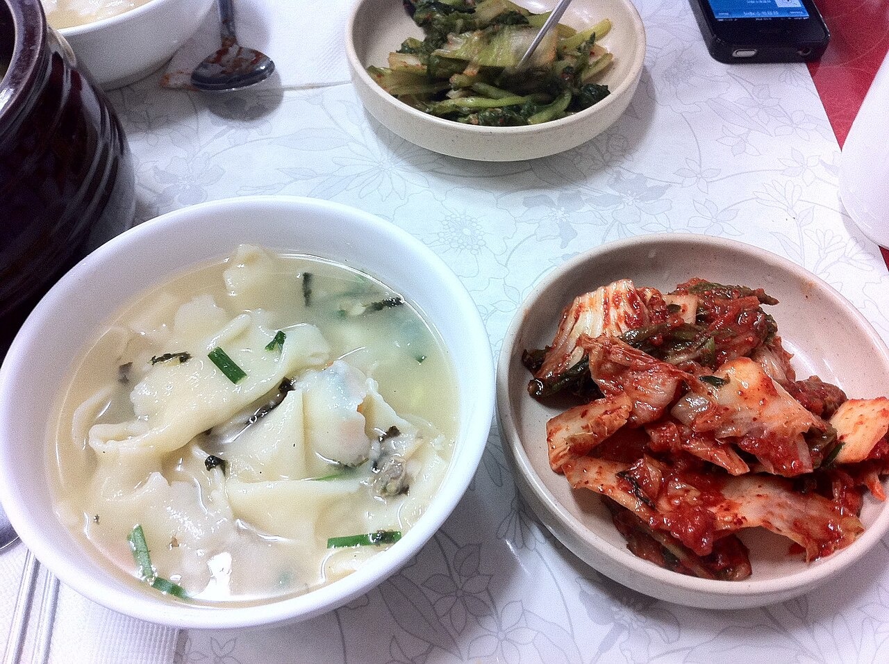 飯や小皿を添えるスジェビ。