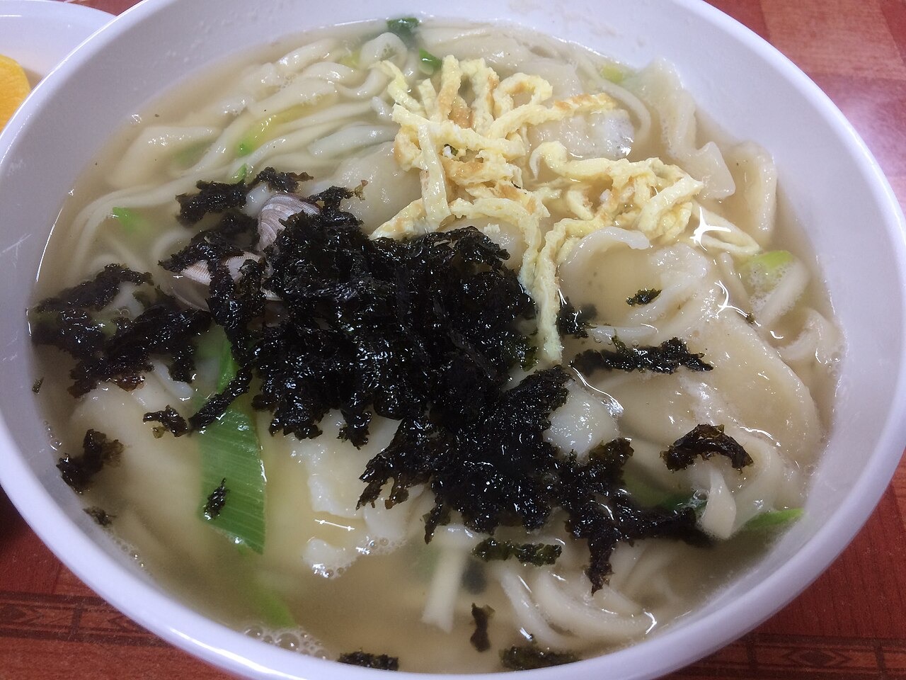 細い麺とちぎった生地が入るカルジェビ。