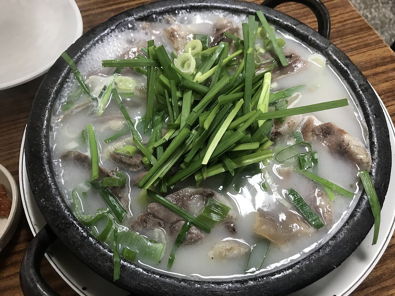 ニラを添えた白いスンデの汁。