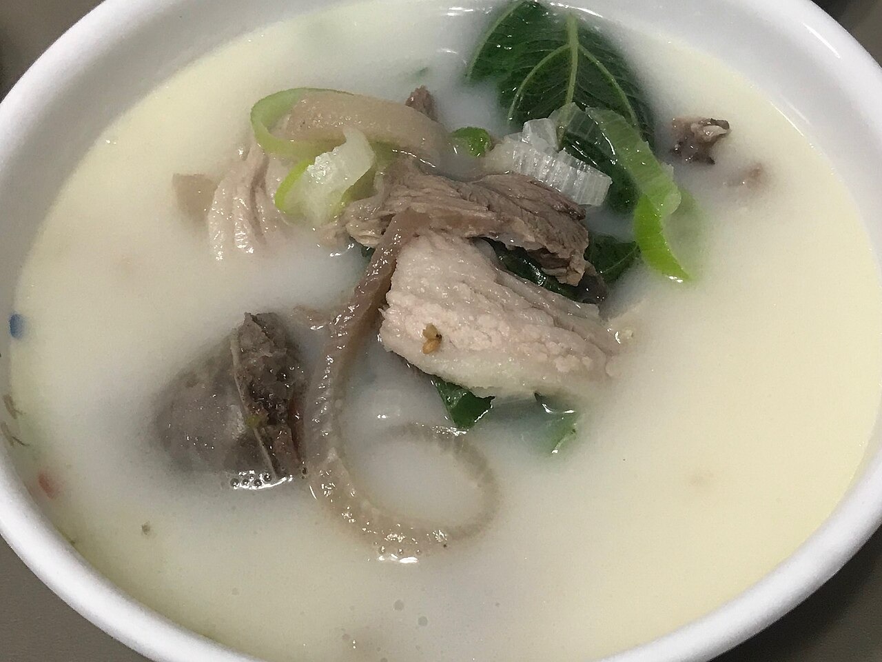 腸詰めと汁の具の接写。
