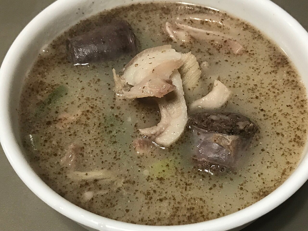 切り分けたスンデ。汁へ入れる前の腸詰めの形。