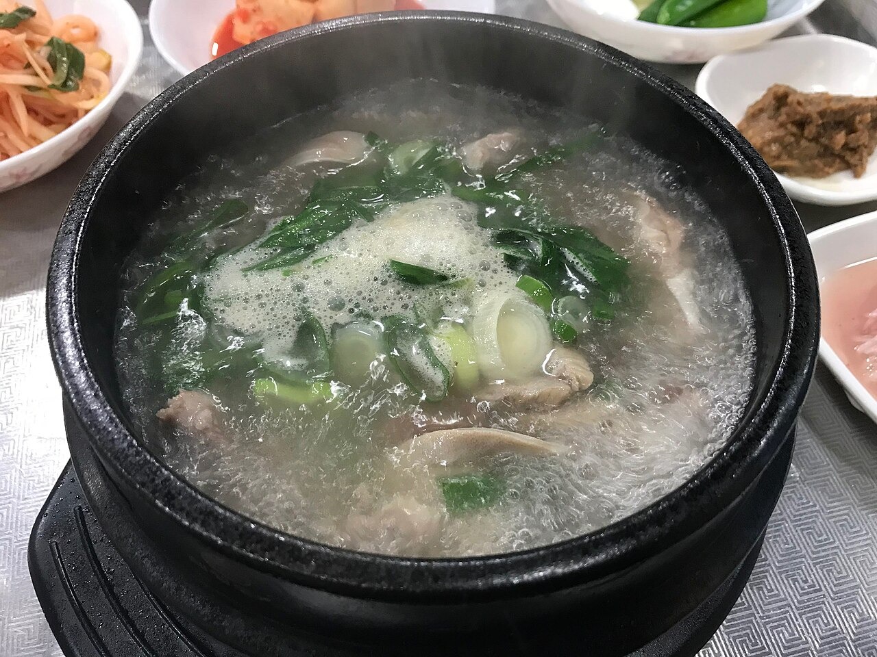 煮立つスンデククの鍋。
