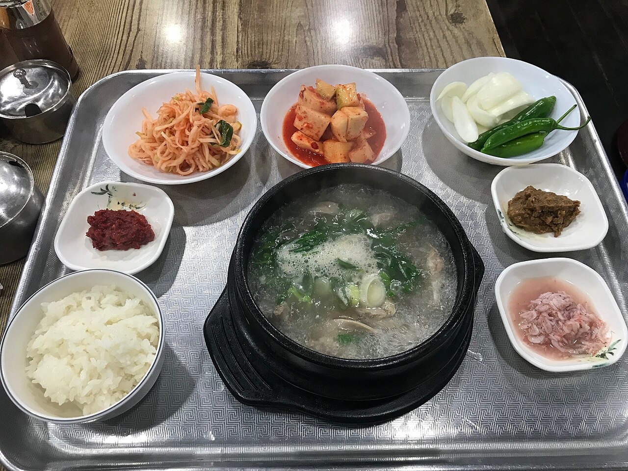飯と小皿を合わせたスンデククの食卓。