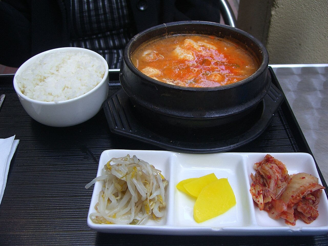 ご飯と小皿の副菜を添えた、スンドゥブチゲの定食。