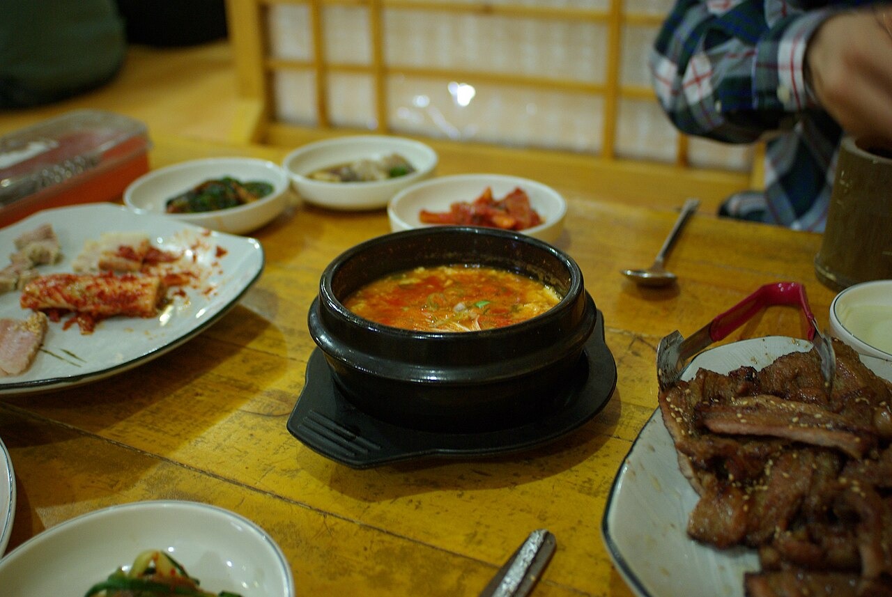 スンドゥブチゲを中心に、副菜やご飯が並ぶ食卓。