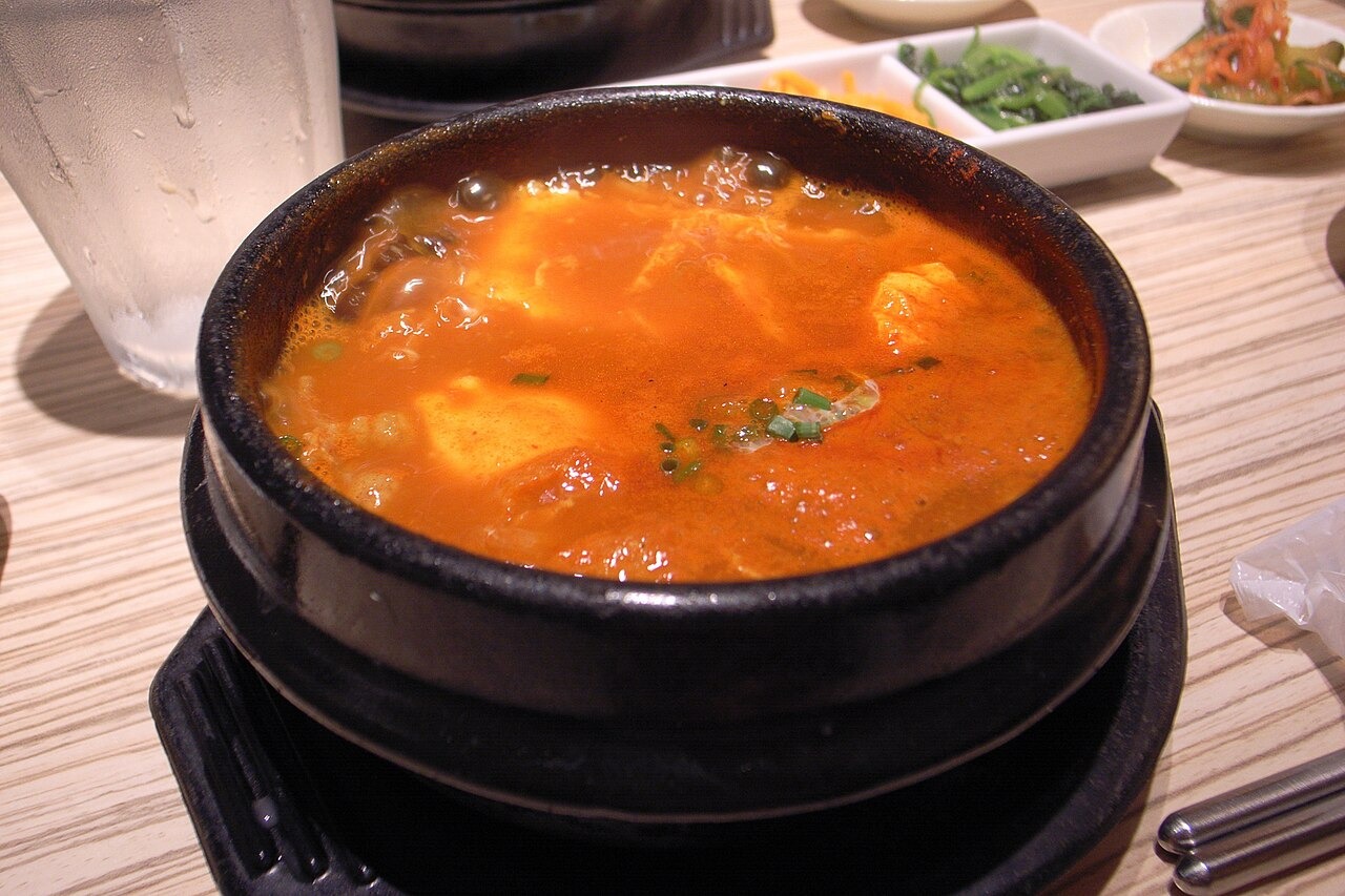 赤いスープが沸く、土鍋のスンドゥブチゲ。