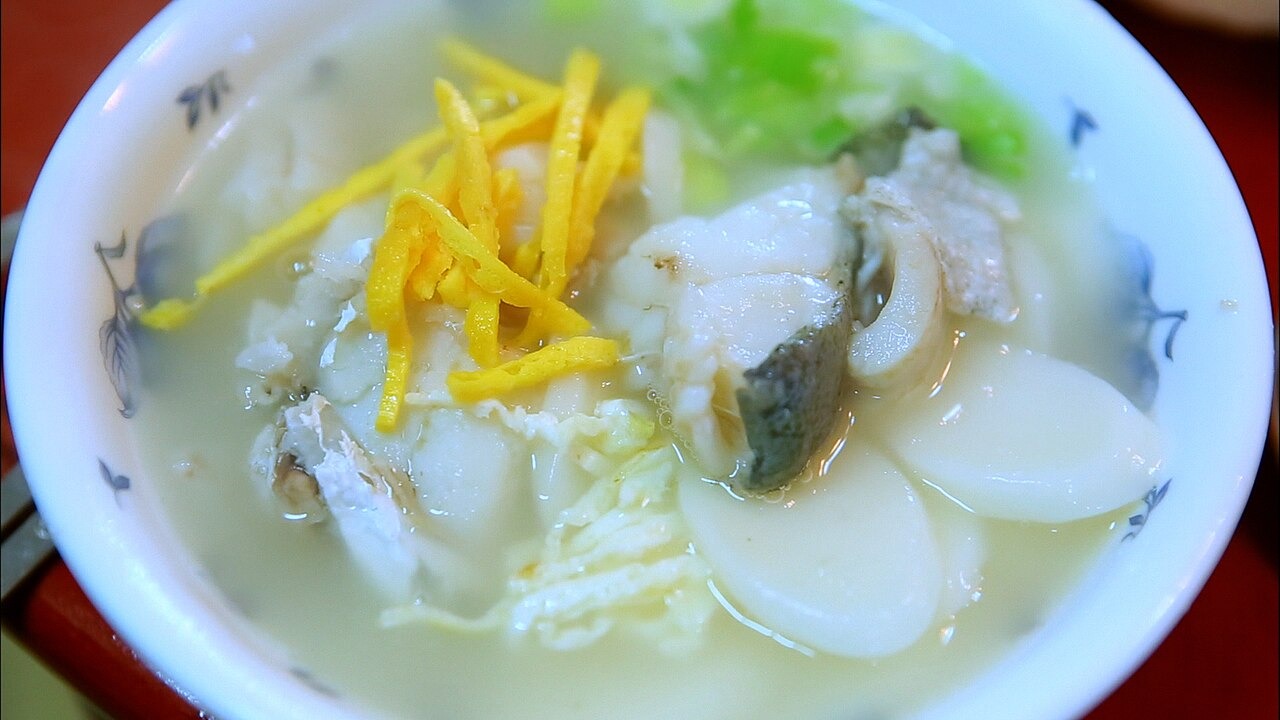 牡蠣や卵を合わせた、餅のスープ。
