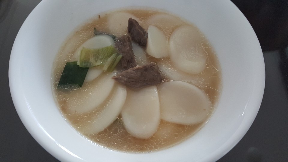 牛肉のだしに餅を入れたトックク。