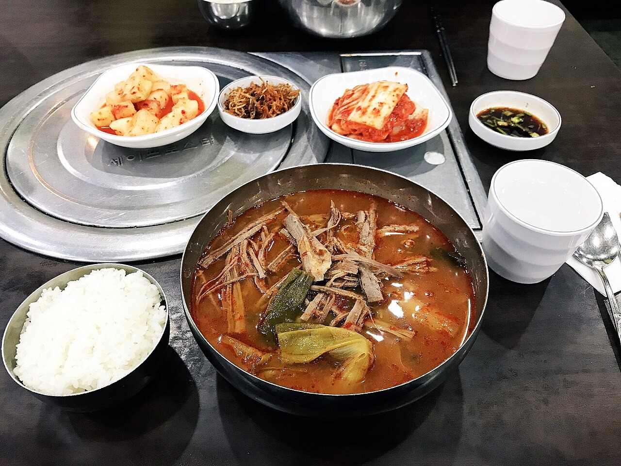 飯と小皿を並べたユッケジャン。